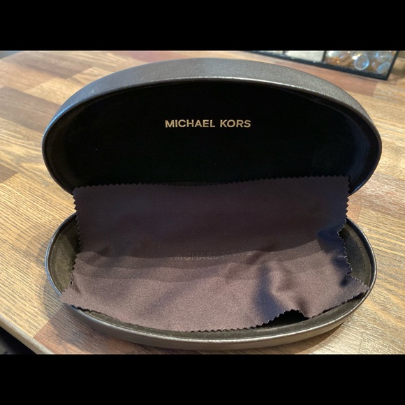 Glasses - Picture 4 of 5